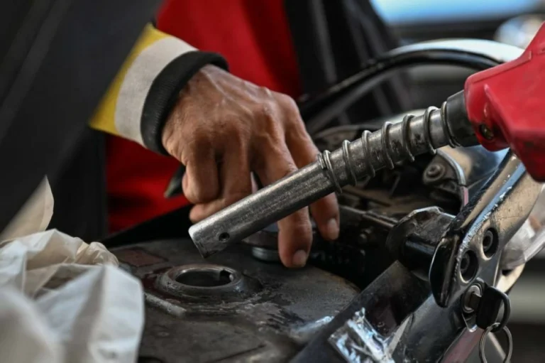 Oil prices climb as Hormuz stays shut ahead of Trump deadline